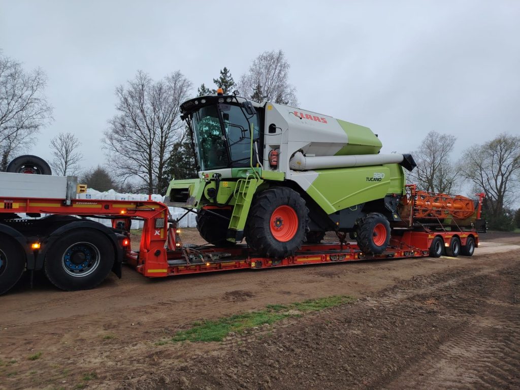 john deere 7180 self propelled forage harvester lowbed transport europe.jpg