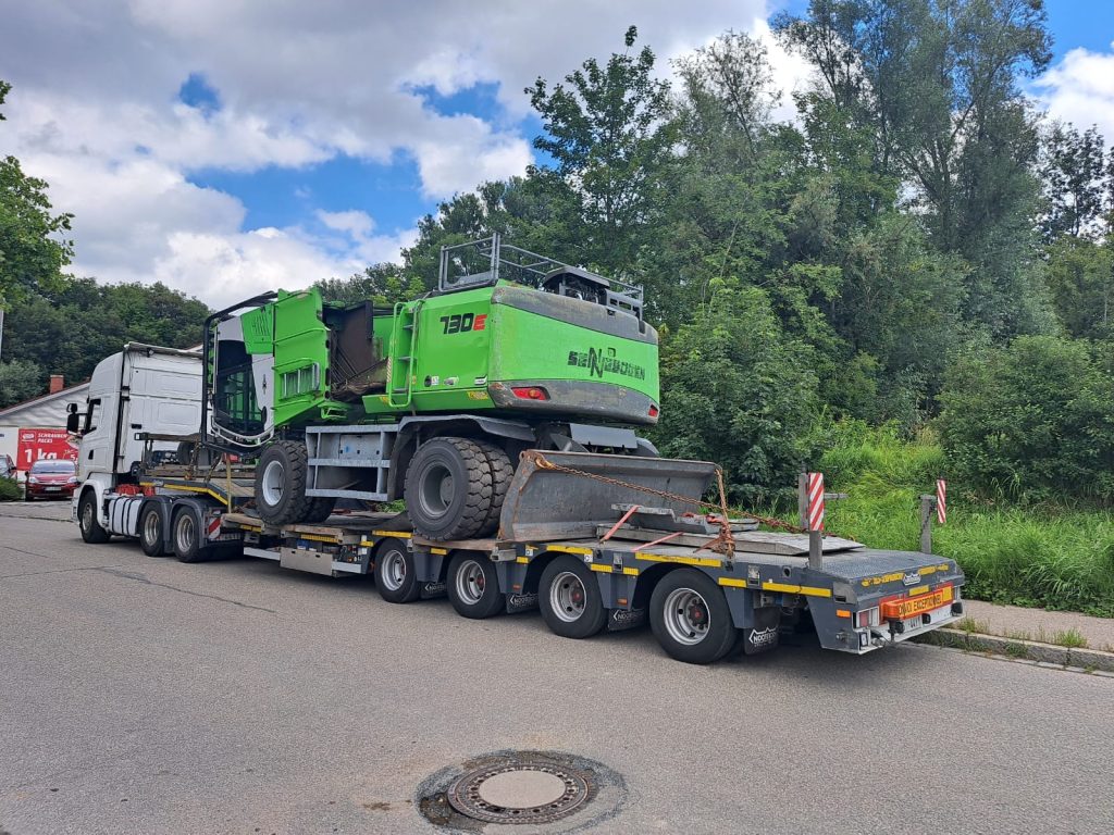 lowbed transport sennebogen 730e forestry machine europe